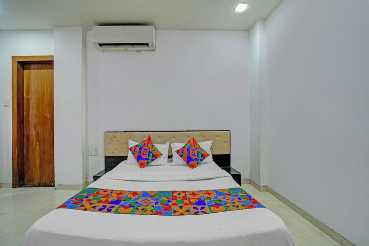 Room 13 of 28