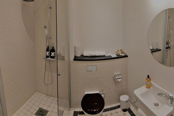 Room 43 of 76