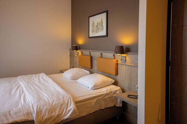 Room 7 of 32