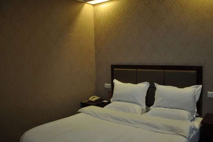 Room 10 of 28