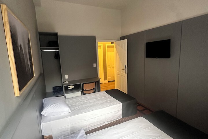 Room 10 of 111