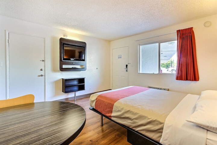 1 Queen Bed Micfridge (3 of 8)