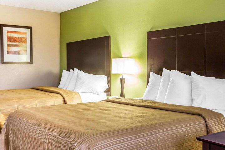 2 Queen Beds (7 of 14)