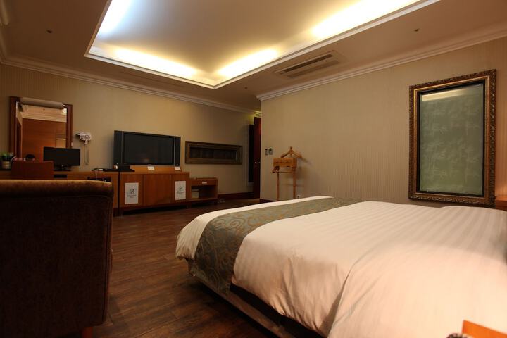 Room 9 of 37