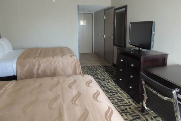 2 Queen Beds (16 of 19)