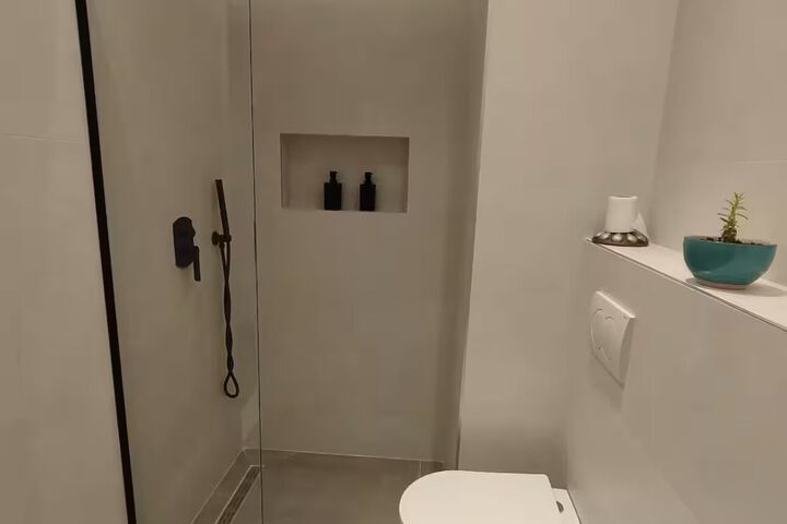 Room 2 of 6