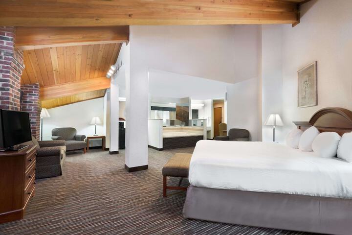 1 King Bed (6 of 13)
