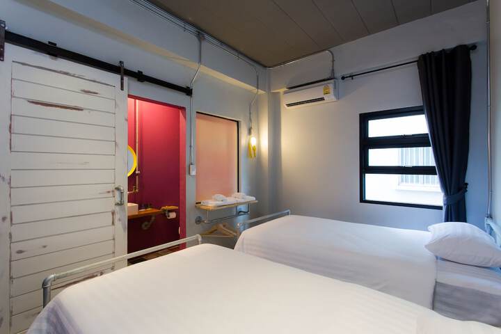 Room 13 of 34