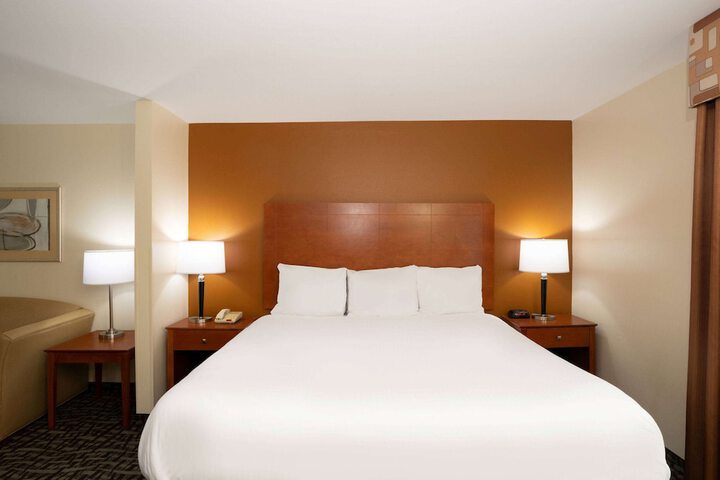 1 King Bed (1 of 13)