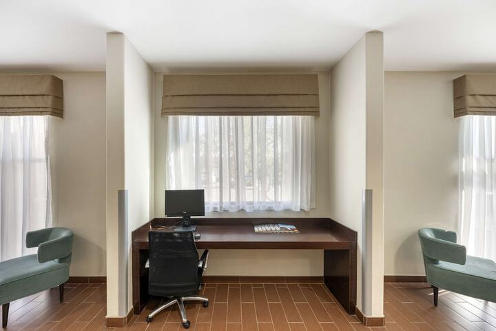 Business Center 28 of 34