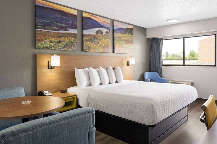 1 King Bed Corner Room (2 of 17)