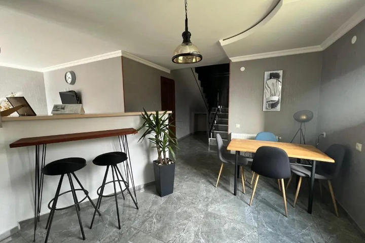 Room 10 of 18