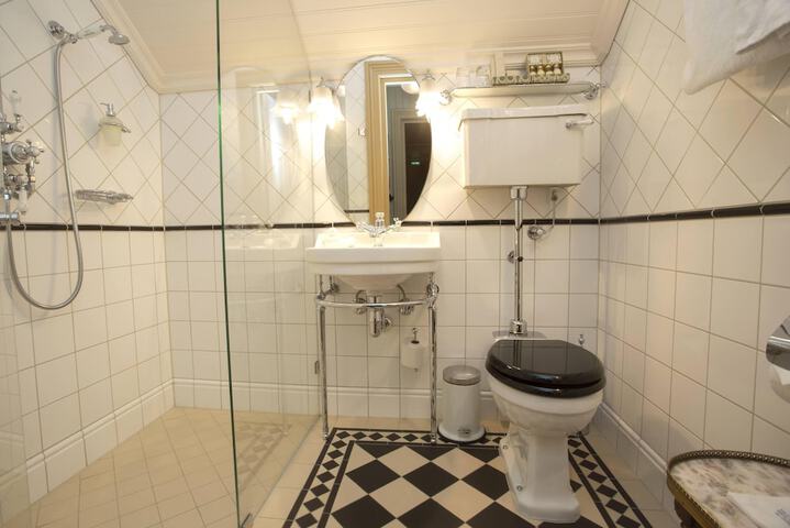 Room 43 of 132