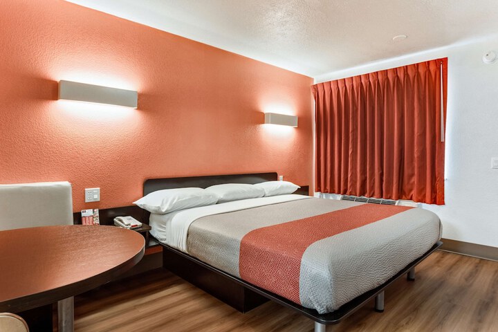 1 King Bed (6 of 13)