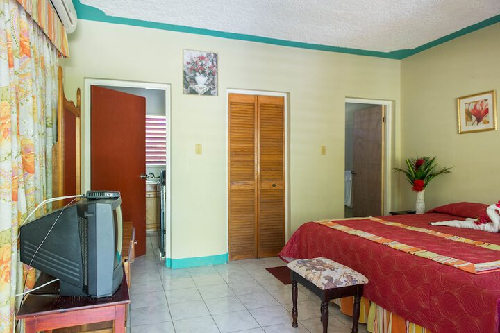 Room 13 of 32