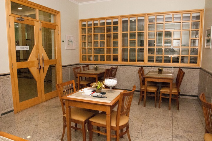 Lounge 44 of 57