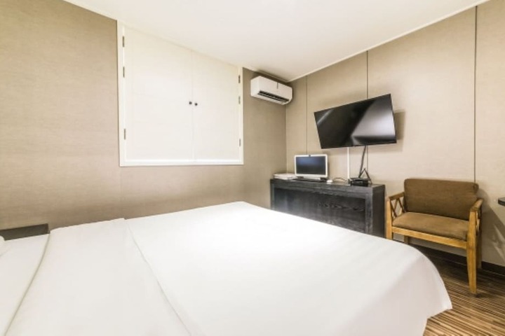 Room 2 of 39