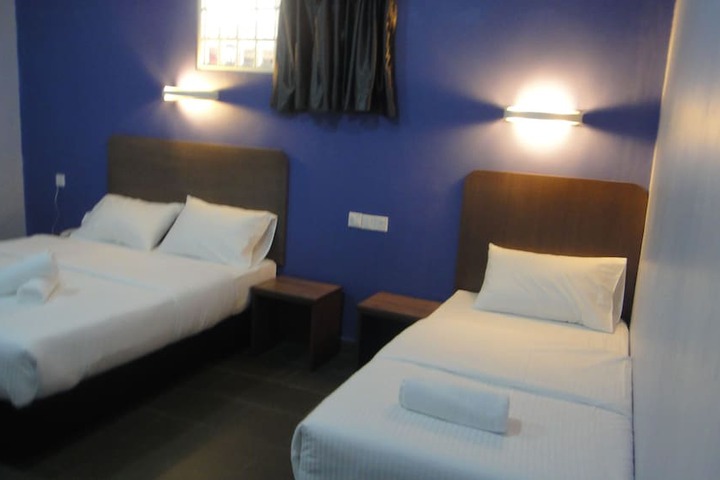 Room 11 of 33