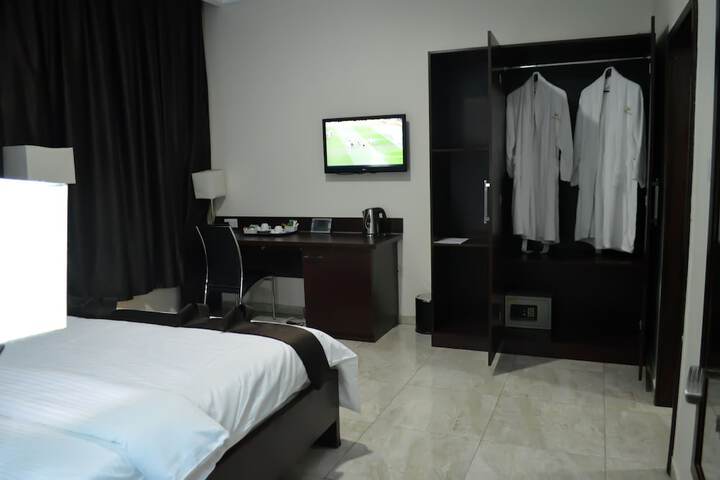 Room 7 of 32