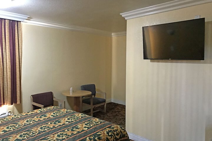 1 Queen Bed (4 of 14)