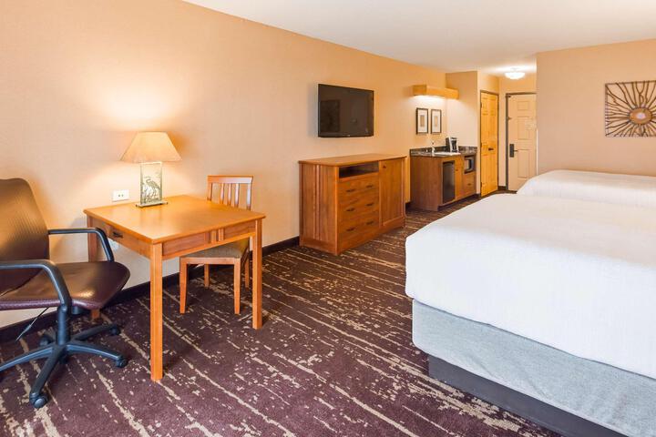 2 Queen Beds Lakefrt Balcny Microfridge Wetbar Shower Full Breakfast (5 of 30)