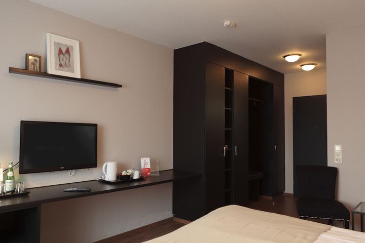 Room 16 of 28