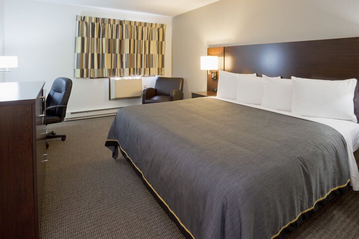 Deluxe King Bed (5 of 5)