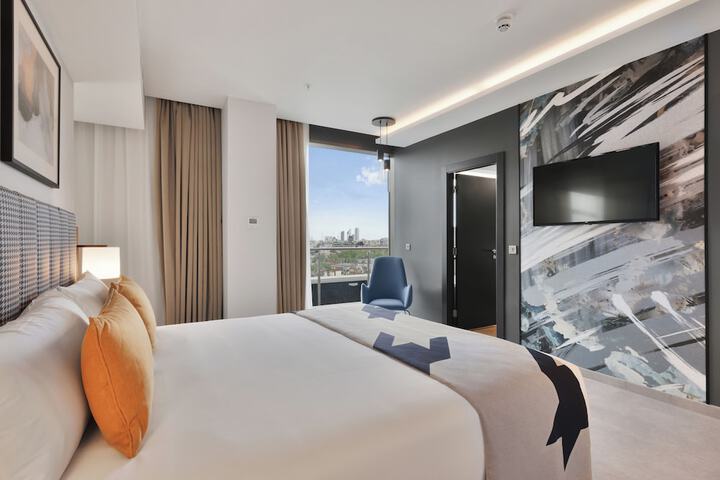 Room 32 of 106