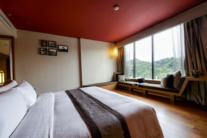 Room 28 of 77