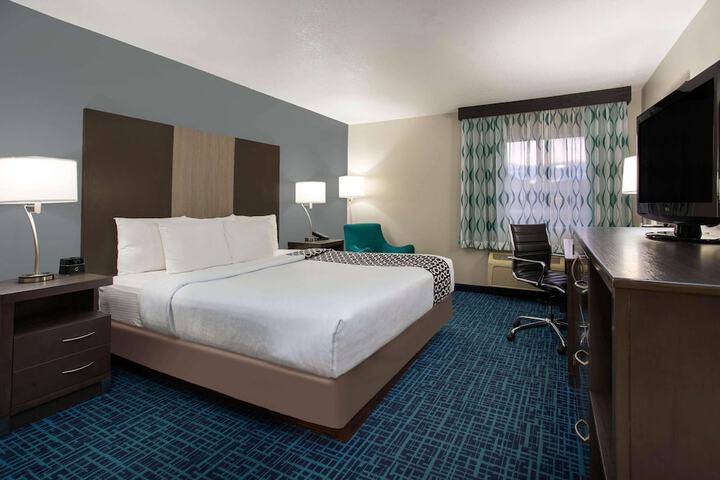 1 King Bed (3 of 14)