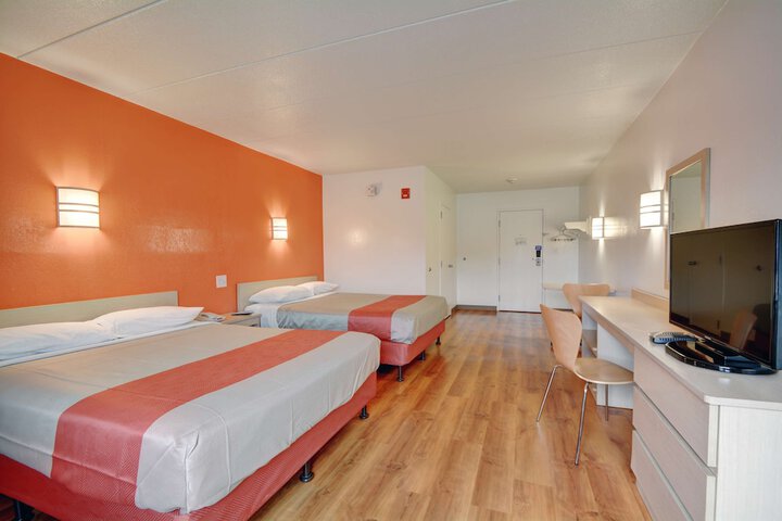 1 Queen Bed (1 of 16)