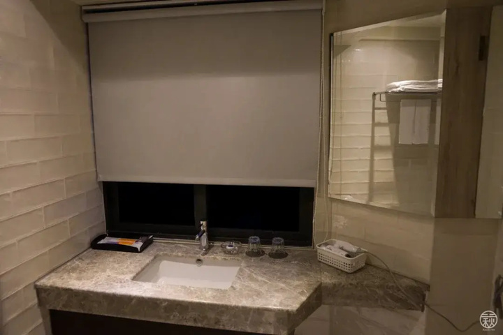 Room 6 of 8
