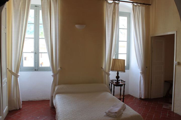 Room 10 of 40