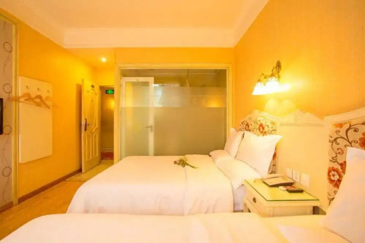 Room 5 of 10