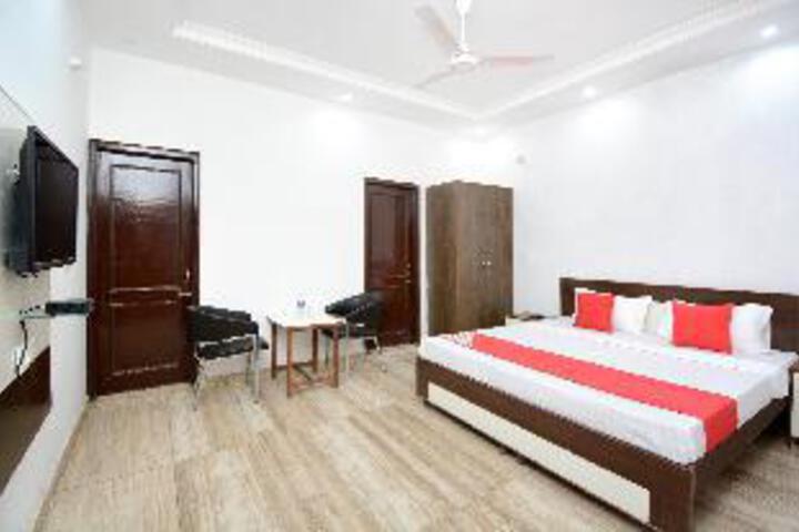 OYO 30349 Hotel Mm Crown