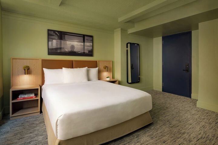 Room 33 of 64