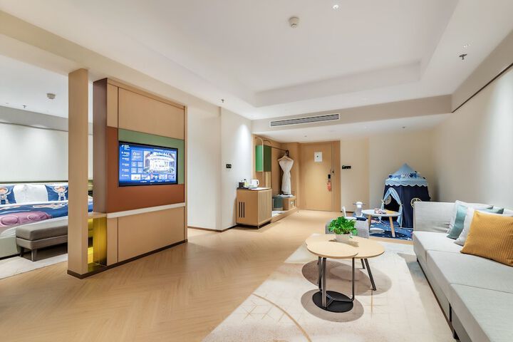 Room 8 of 65