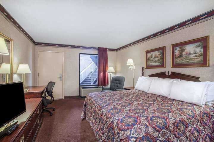 1 King Bed (4 of 14)