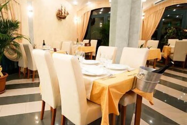 Dining 19 of 28