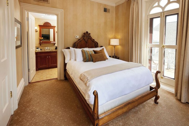 Room 9 of 37