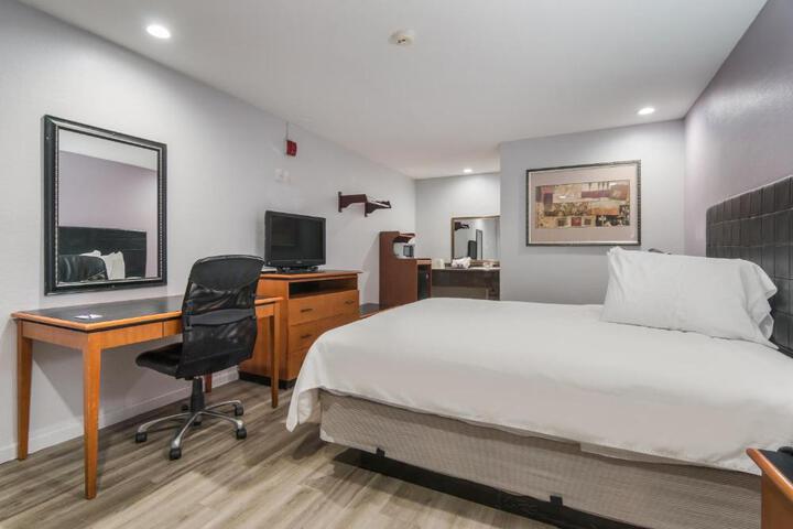 1 King Bed (1 of 13)