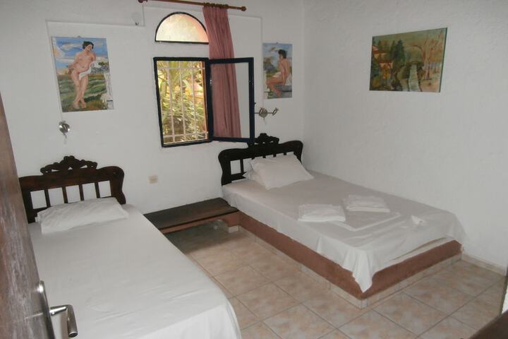 Room 3 of 76