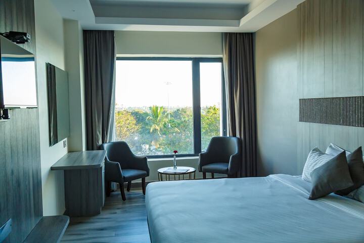 Room 5 of 16
