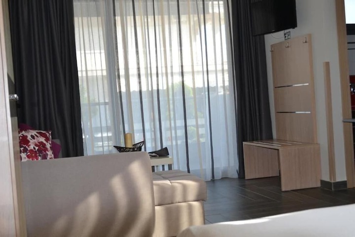 Room 6 of 38