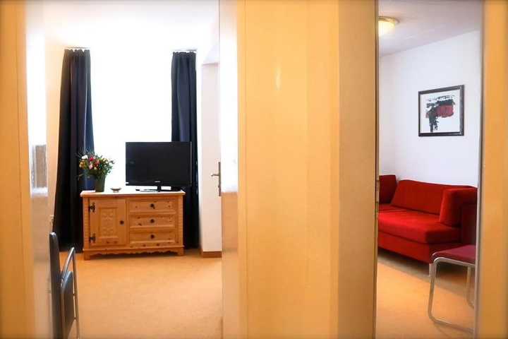 Room 6 of 14