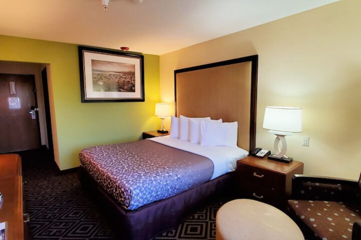 1 King Bed Accessible (12 of 21)