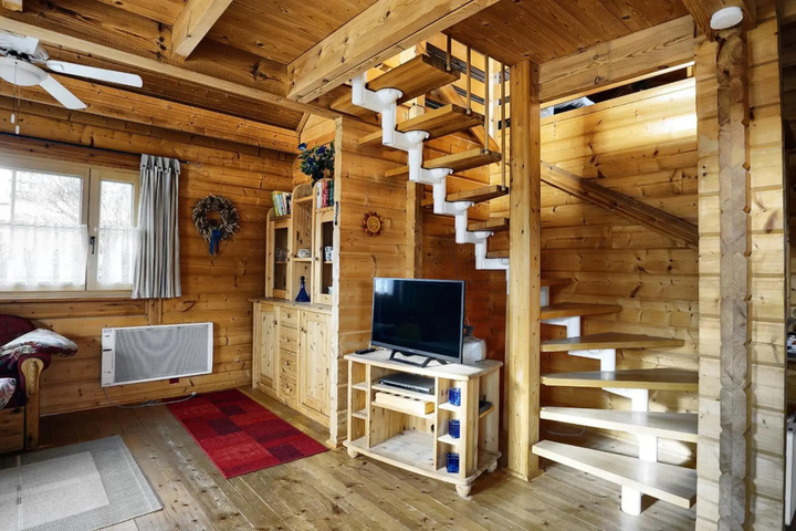 Room 6 of 13