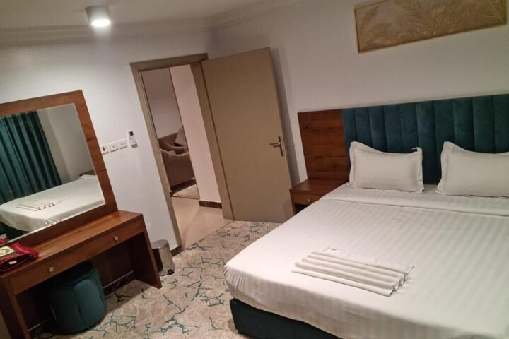 Room 9 of 18