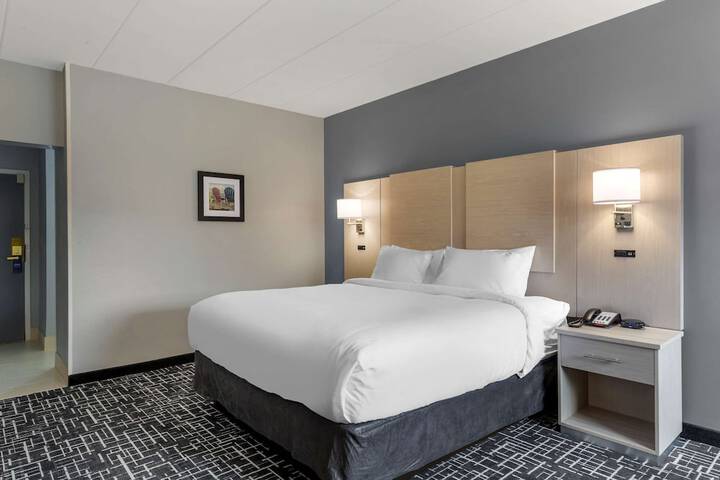 1 King Bed Pool View (6 of 27)