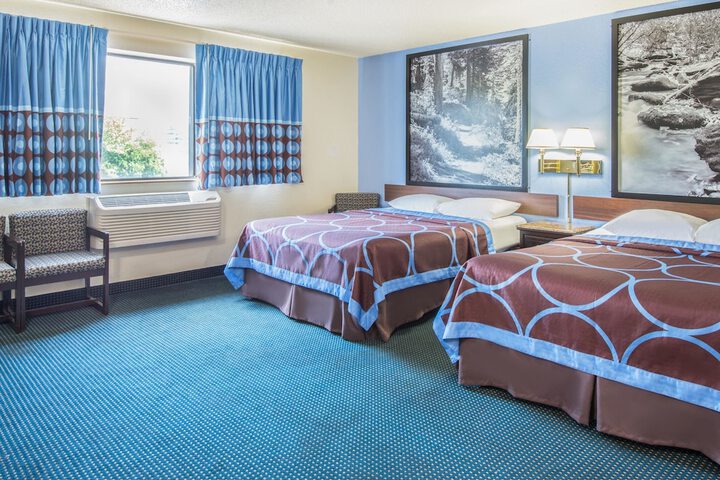 1 Queen Bed (10 of 12)